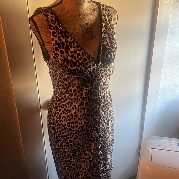 Woman’s cheetah dress made by Bebe size medium great condition very comfortable! - Picture 3 of 6